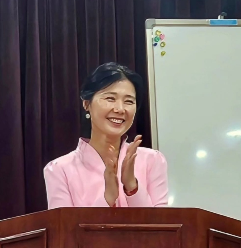 강해인 시낭송교실 원장 강의 모습