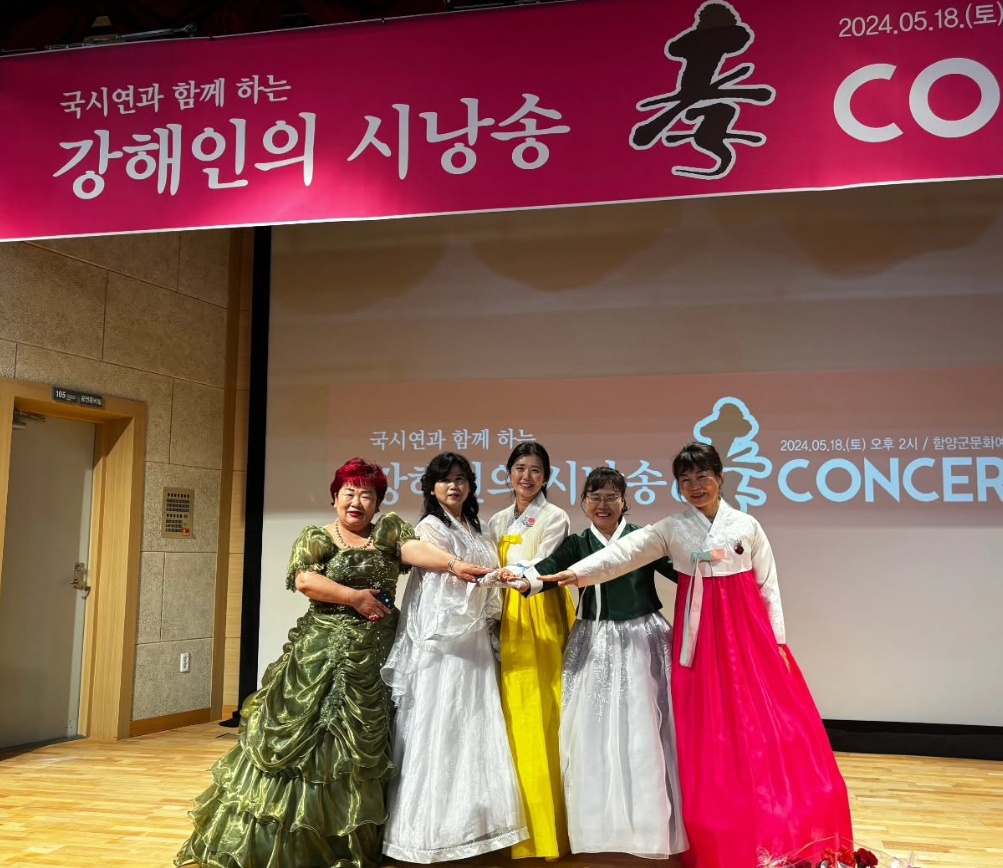 시낭송교실 수료생 단체사진