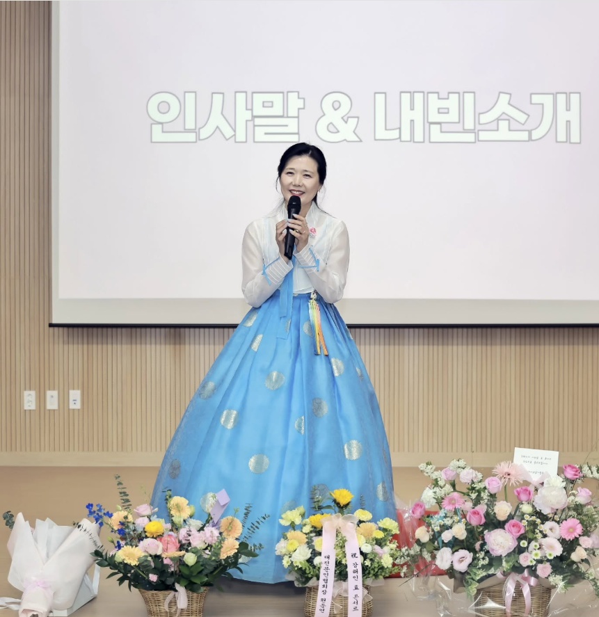 한복을 입고 시낭송하는 수강생